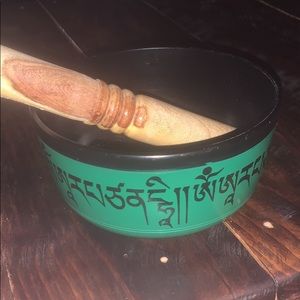 Singing bowl with solid wooden instrument